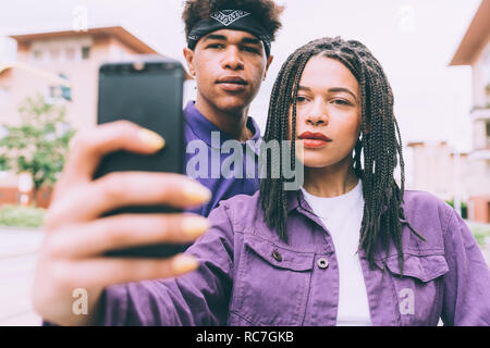 Fratello e Sorella tenendo selfie Foto Stock