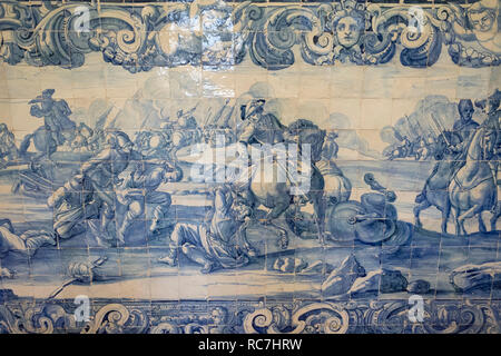 Portoghese tradizionale azulejos piastrelle dipinte raffiguranti una scena di battaglia al Marques de Pombal Palace a Oeiras, in Portogallo, Europa Foto Stock