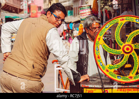 Pushkar, Rajasthan, India, 14 Febbraio 2018: venditori locali sul mercato pubblico Foto Stock