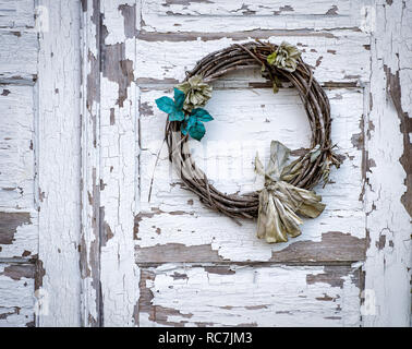 Vecchia corona sulla porta della vecchia chiesa abbandonata in Thornhill, Virginia Foto Stock