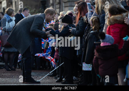 Il Duca di Sussex parla con i membri del pubblico durante un aborigeno di Hamilton si piazza in Birkenhead come parte di una visita a una nuova scultura che segna il centenario del poeta guerra Wilfred Owen la morte. Foto Stock