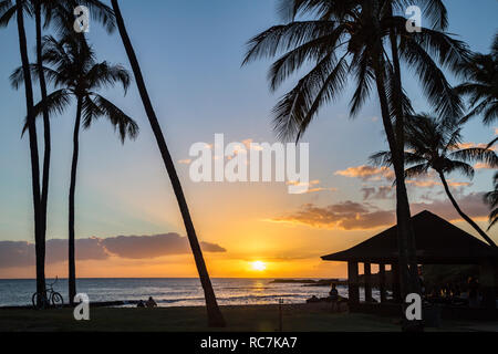 Tramonto bellissime sale di stagno spiaggia Kauai, Hawaii Foto Stock