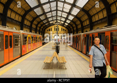 Il terminale del verde ligne della metropolitana di Atene al Porto di Pireo, Grecia Foto Stock