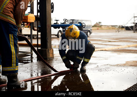 Addestramento vigili del fuoco, controllo tubo antincendio Foto Stock