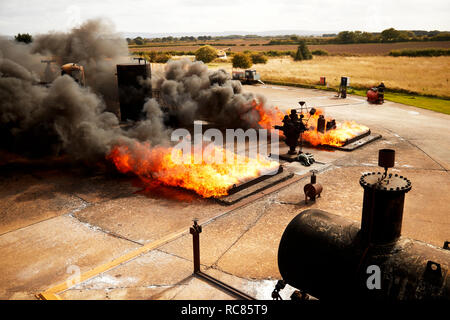 Addestramento vigili del fuoco, bruciando gli incendi e il fumo di training facility Foto Stock