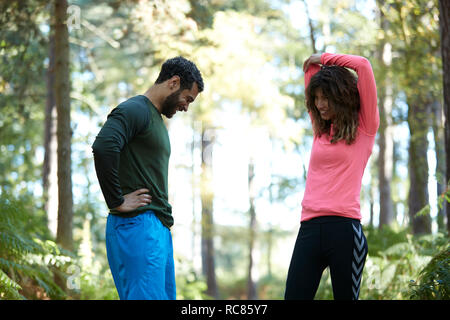 Voce maschile e femminile prendendo una pausa nella foresta Foto Stock