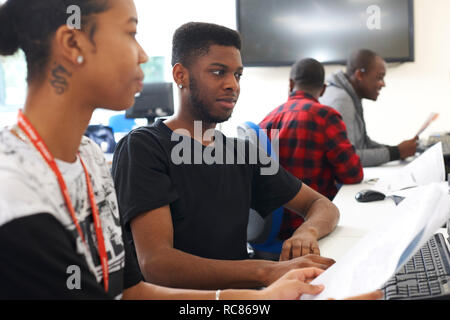 Gli studenti universitari che studiano in aula Foto Stock