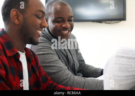 Gli studenti universitari che studiano in aula Foto Stock