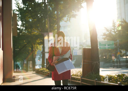 Imprenditrice lettura quotidiani in città, Seoul, Corea del Sud Foto Stock