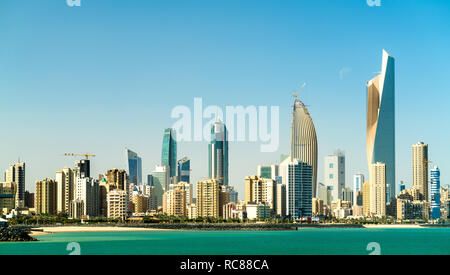 Panorama di Kuwait City nel Golfo Persico Foto Stock