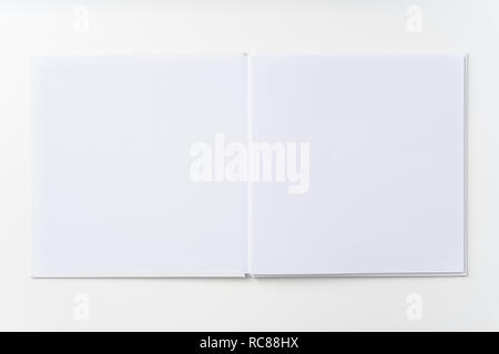 Concetto di Design - vista superiore di colore bianco puro notebook, pagina bianca isolata su sfondo per mockup Foto Stock