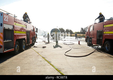 I vigili del fuoco mettendo fuori fuoco sulla formazione vecchio aereo, Darlington, Regno Unito Foto Stock