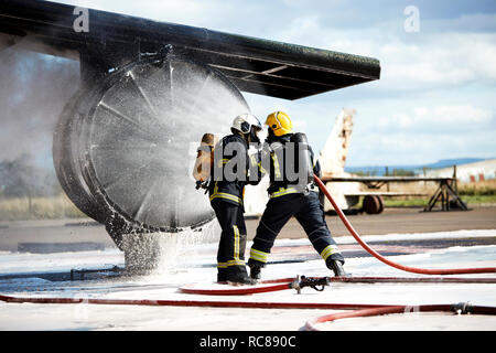 I vigili del fuoco mettendo fuori fuoco sulla formazione vecchio aereo, Darlington, Regno Unito Foto Stock