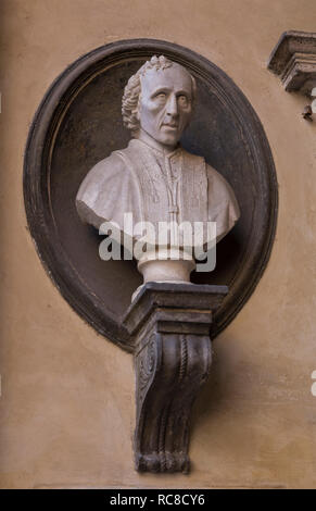 Busto di Papa Pio VII nel cortile di Palazzo Chigi-Saracini, Toscana, Italia Foto Stock