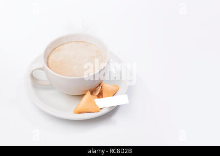 Fortune Cookie con fogli di carta bianca e la tazza di caffè isolato su sfondo bianco Foto Stock