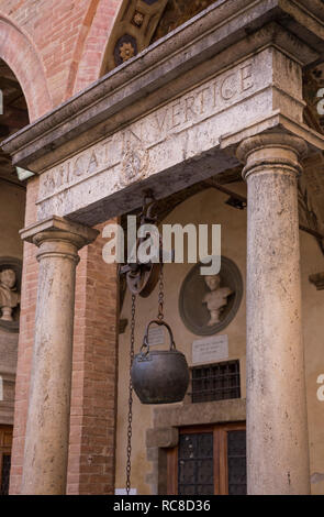 Antico Pozzo nel cortile di Palazzo Chigi-Saracini, Toscana, Italia Foto Stock