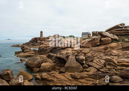 Maison Gustave Eiffel con faro e rocce di granito, Phare de Ploumanac'h o Phare de significa Ruz, Côte de Granit Rose Foto Stock