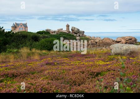 Maison Gustave Eiffel con faro e rocce di granito, Phare de Ploumanac'h o Phare de significa Ruz, Côte de Granit Rose Foto Stock