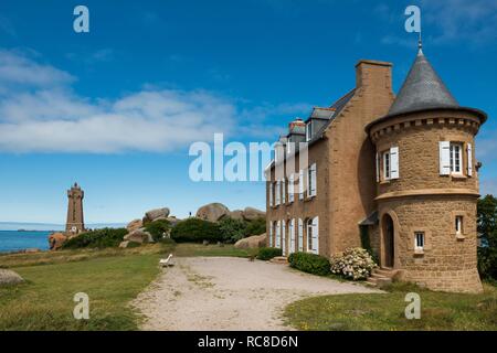 Maison Gustave Eiffel con faro e rocce di granito, Phare de Ploumanac'h o Phare de significa Ruz, Côte de Granit Rose Foto Stock