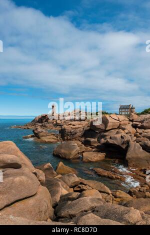 Maison Gustave Eiffel con faro e rocce di granito, Phare de Ploumanac'h o Phare de significa Ruz, Côte de Granit Rose Foto Stock