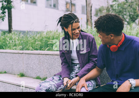 Fratello e Sorella di seduta e di parlare, Milano, Italia Foto Stock