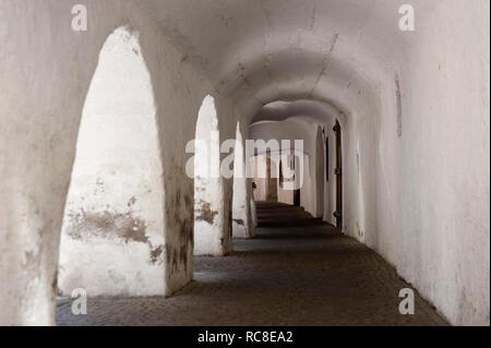 Nei portici, Laubengasse, la Città Vecchia, la città di Glorenza, Glorenza, Val Venosta, Val Venosta, Alto Adige, Alto Adige, Italia Foto Stock