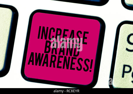 Mano concettuale che mostra la scrittura di aumentare la consapevolezza del marchio. Business photo vetrina per ottenere influenzatori per visualizzare la tua arte o prodotto chiave di tastiera intenti Foto Stock