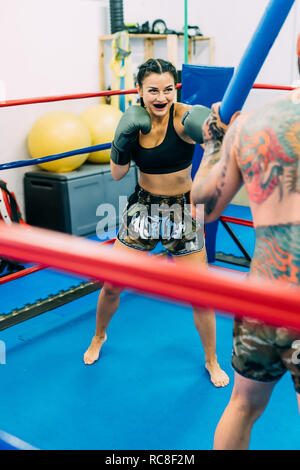 Maschio e femmina boxer di lavoro nel pugilato ring Foto Stock