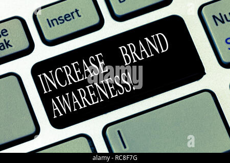 Testo che mostra segni di aumentare la consapevolezza del marchio. Foto concettuale ottenere influenzatori per visualizzare la tua arte o prodotto chiave di tastiera intenzione di creare computer Foto Stock
