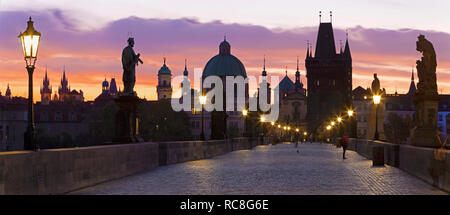 Praghe - Il Ponte Carlo al mattino. Foto Stock