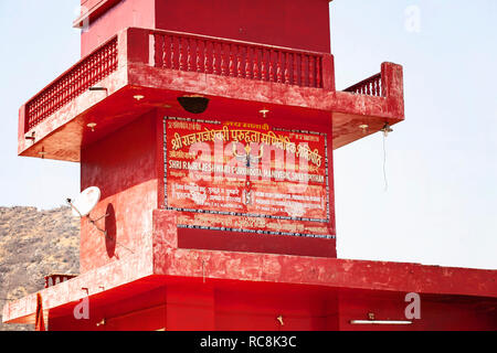 Pushkar, Rajasthan, India, Febbraio 2018: Rosso tempio di Shiva obove la città di Pushkar Foto Stock