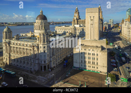 Le Tre Grazie da una diversa angolazione a Liverpool Pierhead con un Mersey tunnel torre di ventilazione a destra. Foto Stock