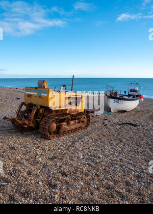 Un commerciali di piccole barche da pesca e il trattore verricello sulla spiaggia di ciottoli a Eastbourne East Sussex Regno Unito, parte del Regno Unito flotta da pesca costiera Foto Stock