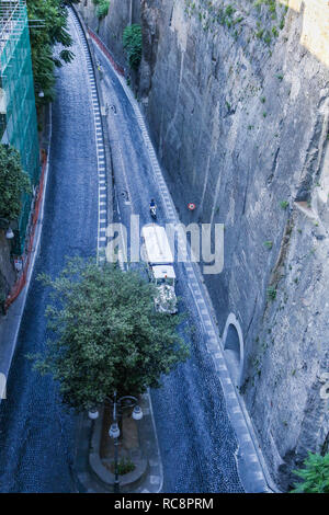 Strada stretta di Via Luigi de Maio. Sorrento. Italia Foto Stock