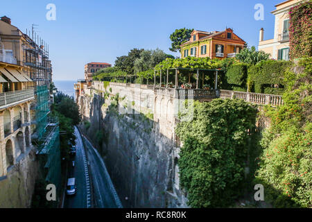 Strada stretta di Via Luigi de Maio. Sorrento. Italia Foto Stock