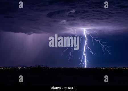 Un fulmine potente colpisce da una tempesta di monsone estiva su Casa Grande, Arizona Foto Stock