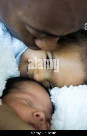 Close up di interracial famiglia con americano africano e decente indiano Foto Stock