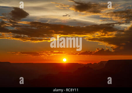 Drammatica vista come il sole tramonta sul Grand Canyon visto dal deserto vista torre di avvistamento, Arizona, Stati Uniti. Foto Stock