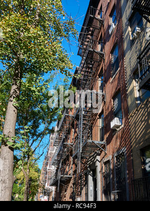 Casa con le scale antincendio di New York Foto Stock