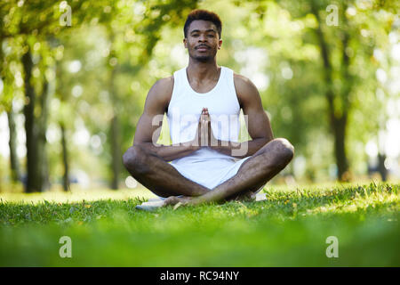 Giovane uomo nero a praticare yoga Foto Stock