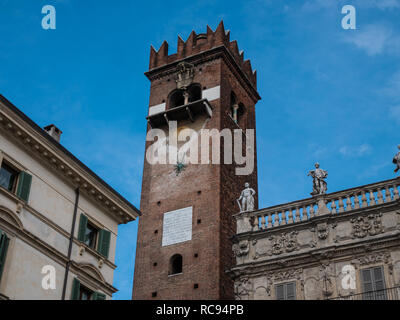 Il Campanile in Piazza delle Erbe a Verona, è la piazza centrale di Verona, meta di molti turisti nella città di romanticismo Foto Stock