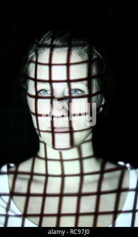 Immagine simbolica per la biometria, acquisizione biometrica del corpo funzioni utilizzando uno scanner, la conversione della forma del corpo e la forma della testa in Foto Stock