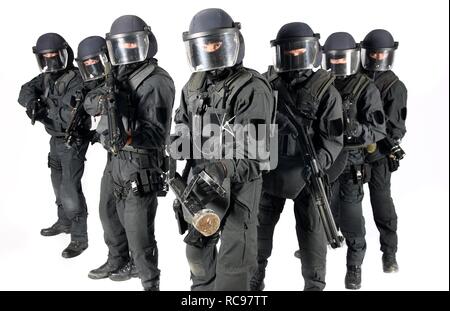 Polizia, Task Force speciale, SEK, squad tenendo un metallo ariete e varie armi Foto Stock