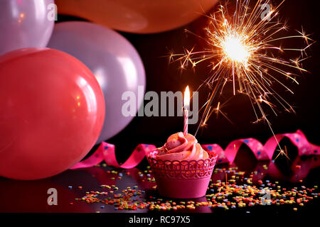 Tortina di compleanno con candela e sparkler messa a fuoco selettiva Foto Stock