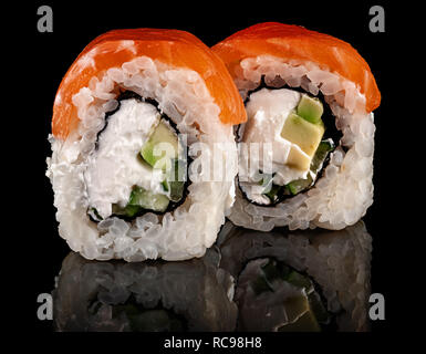 Due pezzi di sushi rotoli Philadelphia Foto Stock