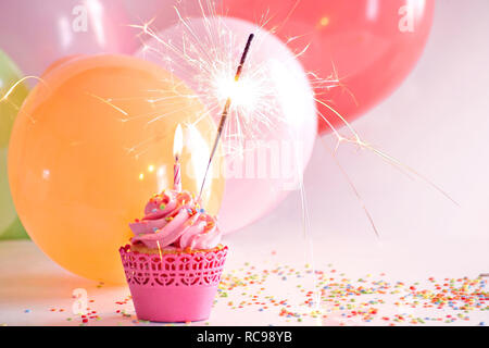 Tortina di compleanno con candela e sparkler messa a fuoco selettiva Foto Stock