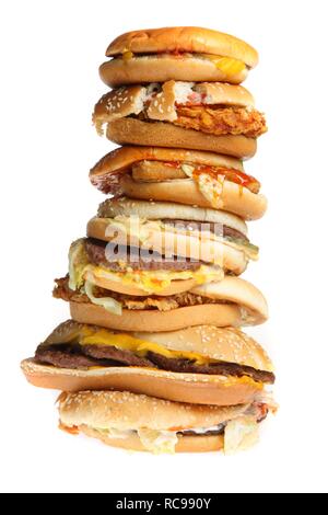 Il fast food, impilati hamburger, cheeseburger, chickenburgers, hamburger vegetali e hamburger di pesce Foto Stock