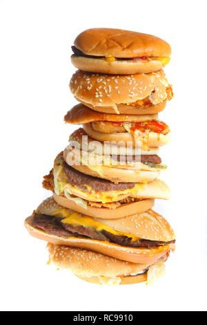 Il fast food, impilati hamburger, cheeseburger, chickenburgers, hamburger vegetali, hamburger di pesce Foto Stock