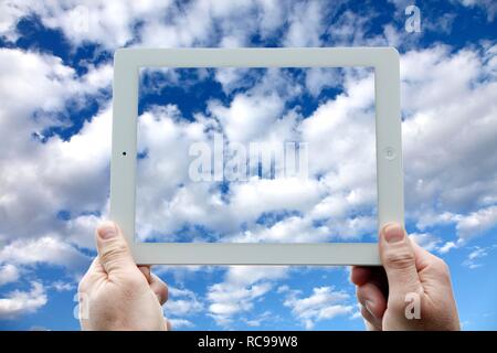 IPad, nuvole, cielo, immagine simbolica per il cloud computing, cloud Foto Stock