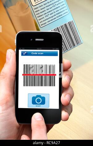 Lettore di codici a barre, la lettura del codice a barre su un prodotto con uno smart phone, iPhone Foto Stock